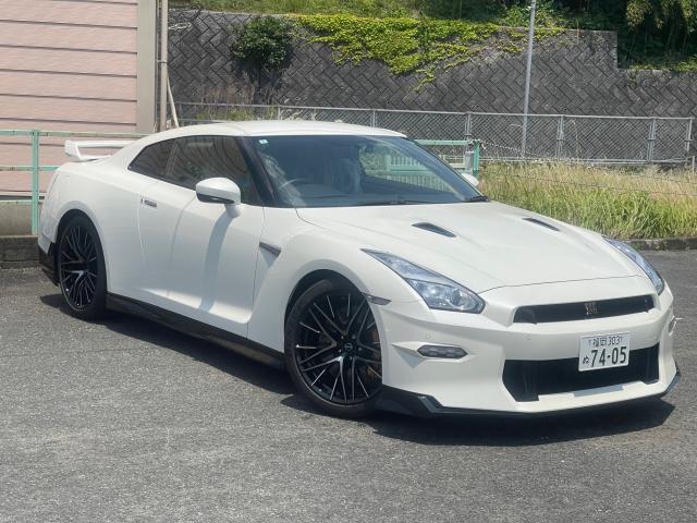 NISSAN GT-R 