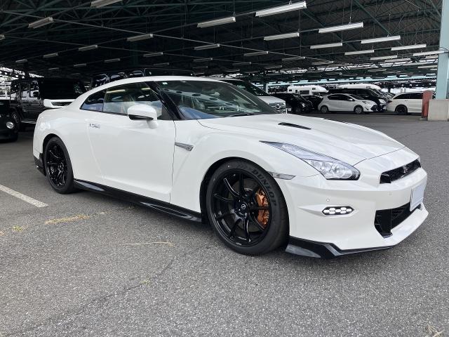 NISSAN GT-R 