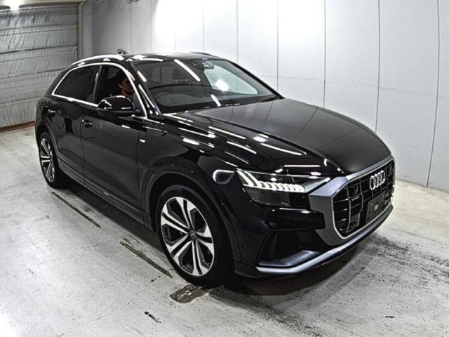 AUDI Q8 