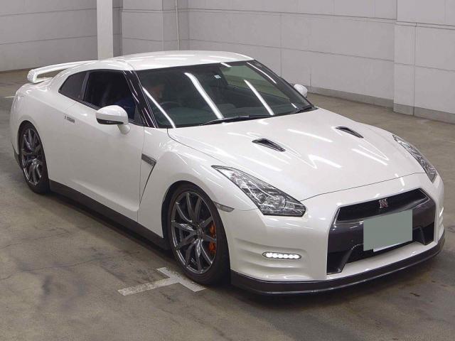 NISSAN GT-R 