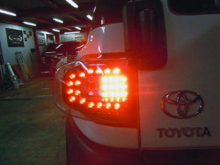 FJクルーザー LEDテール 交換 配線 カスタム アメ車 専門店 大阪 ガレージアクト